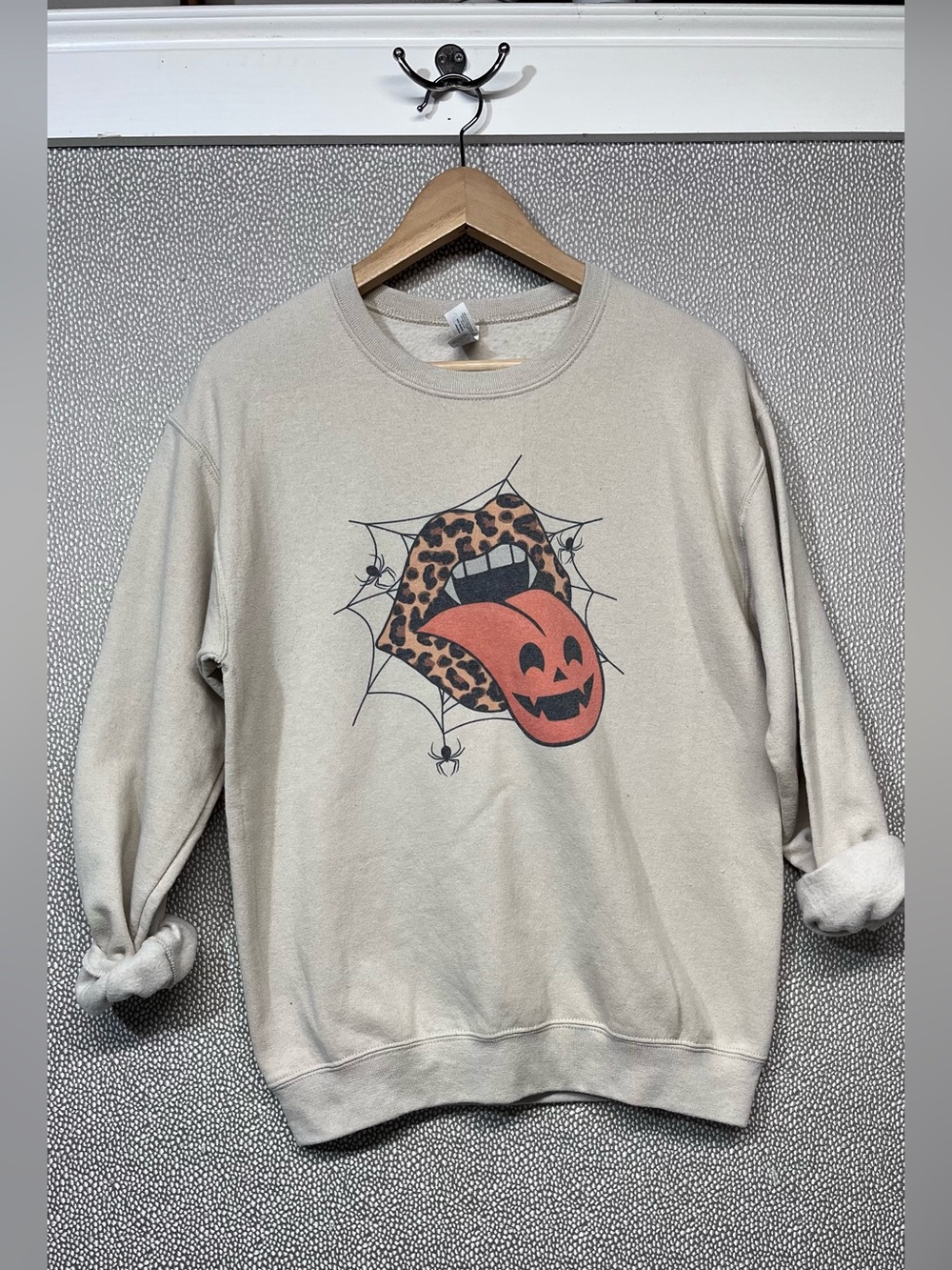 S Jerzees Halloween Leopard Lip & Jack-o'-Lantern Graphic Sweatshirt Cream